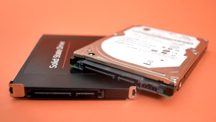HDD (Hard Disk Drive) dan SSD (Solid State Drive) merupakan komponen utama untuk penyimpanan data. HDD maupun SSD memiliki kelebihan dan kekurangannya masing-masing.